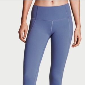 🌸2/$20 EUC VICTORIA'S SECRET Knockout Capri leggings in blue purple